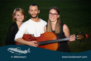 Lukas Plöchl, Carmen und Marlene Duschlbauer musizieren beim Forellenwirt