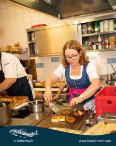 Herzhaft Speisen beim Forellenwirt - Chefin Doris in der Küche